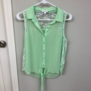 Girl’s sleeveless laced top